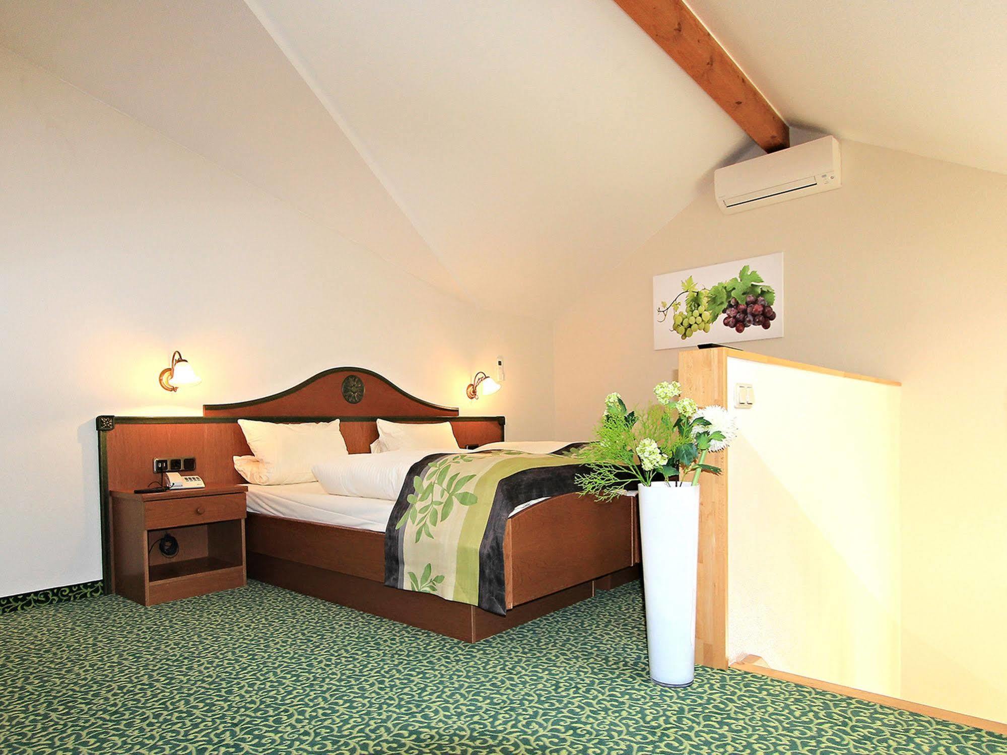 Hotel Altdeutsche Weinstube Rüdesheim am Rhein Esterno foto